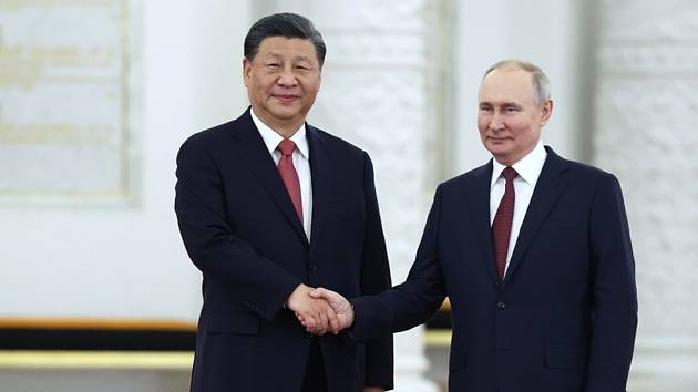 Ruský prezident Vladimir Putin (vpravo) se odpoledne v Kremlu opět setkal se svým čínským protějškem Si Ťin-pchingem během uvítacího ceremoniálu v Kremlu, 21. března 2023