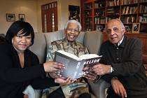 Zindzi Mandela, Nelson Mandela a Ahmed Kathrada