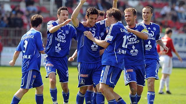 Daniel Rossi Silva (uprosřed) slaví s ostatními hráči Olomouce svůj vítězný gól na Žižkově.