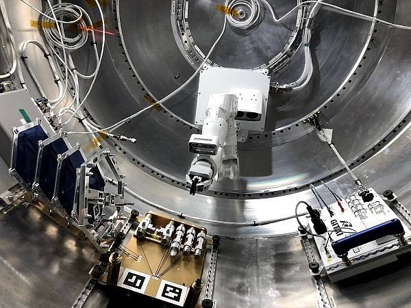 Zásobovací loď Dragon doveze na Mezinárodní vesmírnou stanici opět několik tun vybavení a materiálu pro experimenty. Nebude mezi ním chybět ani toto robotické rameno.