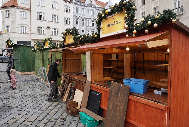 Příprava stánkařů na adventní trhy v Brně. Zvlášť někteří řemeslní výrobci letos zvažovali, zda se jim předvánoční prodeje v centru kvůli obecně vyšším nákladům vůbec vyplatí