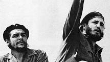 Kubánský vůdce Fidel Castro (vpravo) a Che Guevara v roce 1961 na snímku Alberta Kordy