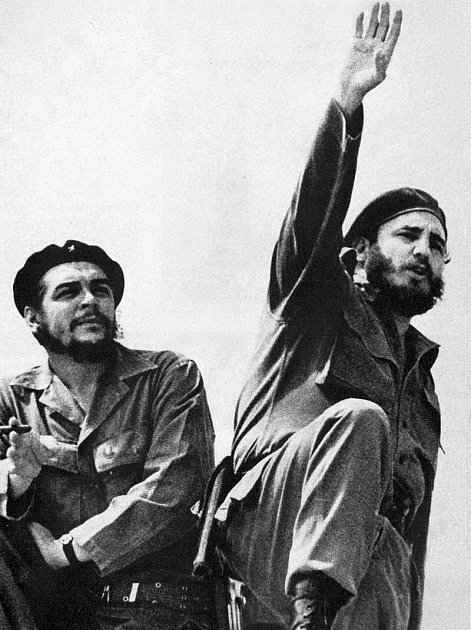 Kubánský vůdce Fidel Castro (vpravo) a Che Guevara v roce 1961 na snímku Alberta Kordy
