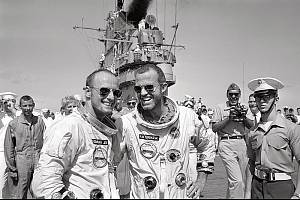 Astronauti Gordon Cooper a Charles Conrad po přistání mise Gemini 5.