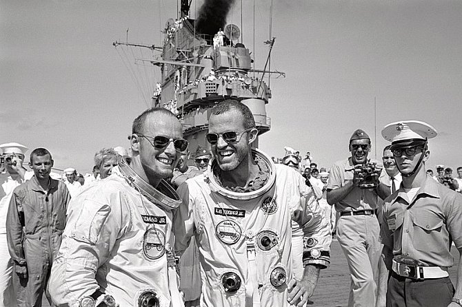 Astronauti Gordon Cooper a Charles Conrad po přistání mise Gemini 5.