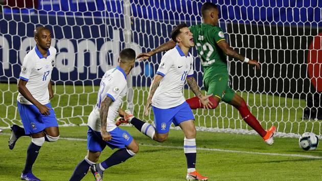 Brazilský fotbalista Philippe Coutinho (druhý zprava) se raduje se spoluhráči ze svého gólu v utkání s Bolívii na turnaji Copa América.