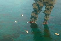 Hořící plošina společnosti BP v Mexickém zálivu. Květen 2010