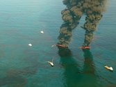Hořící plošina společnosti BP v Mexickém zálivu. Květen 2010