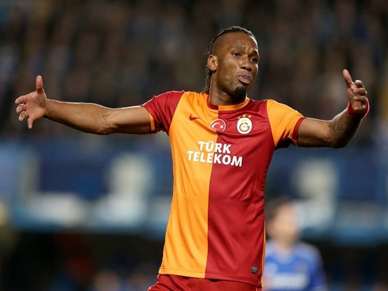 Nespokojený Didier Drogba z Galatasaraye proti svému bývalému klubu Chelsea.