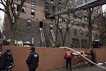 Hasiči zasahují u požáru bytu v newyorské čtvrti Bronx, 9. ledna 2022
