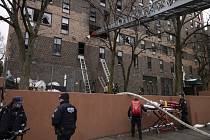 Hasiči zasahují u požáru bytu v newyorské čtvrti Bronx, 9. ledna 2022