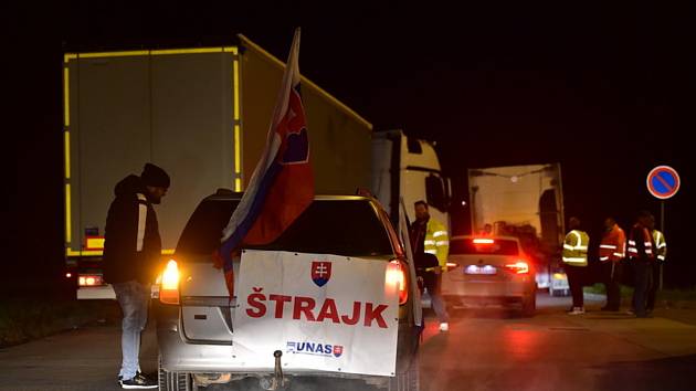 Slovenští autodopravci zablokovali v noci z neděle na pondělí 7. listopadu 2022 dálniční hraniční přechod Břeclav-Kúty ve směru na Slovensko. Stávka měla trvat 24 hodin