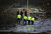 Policisté u jezera v britské obci Kingshurst, do kterého spadly čtyři děti, 12. prosince 2022.