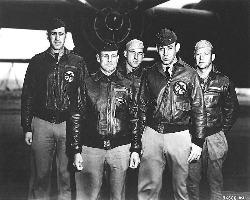 Velitel náletu na Tokio James „Jimmy“ Doolitle (druhý zleva) a posádka jeho letounu