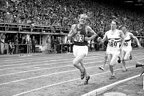 Fotografie československého běžce Emila Zátopka v čele závodu na 5000 metrů na olympijských hrách v Helsinkách.