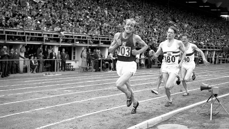 Fotografie československého běžce Emila Zátopka v čele závodu na 5000 metrů na olympijských hrách v Helsinkách.