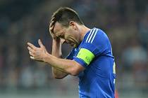 John Terry z Chelsea nemůže uvěřit tragickému výkonu svého týmu v Bukurešti.