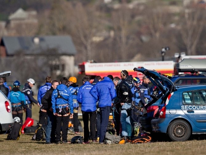 Jeden z pilotů německého airbusu prý před nehodou opustil kabinu a již se mu nepodařilo dostat zpět, neboť nikdo neotevíral dveře. 