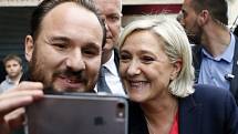 Marine Le Penová si fotí selfie