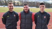 Trenér Pavol Švantner (uprostřed) trénuje v divizním Hodoníně syna Patrika (vpravo) i „zeťáka“ Dresslera.