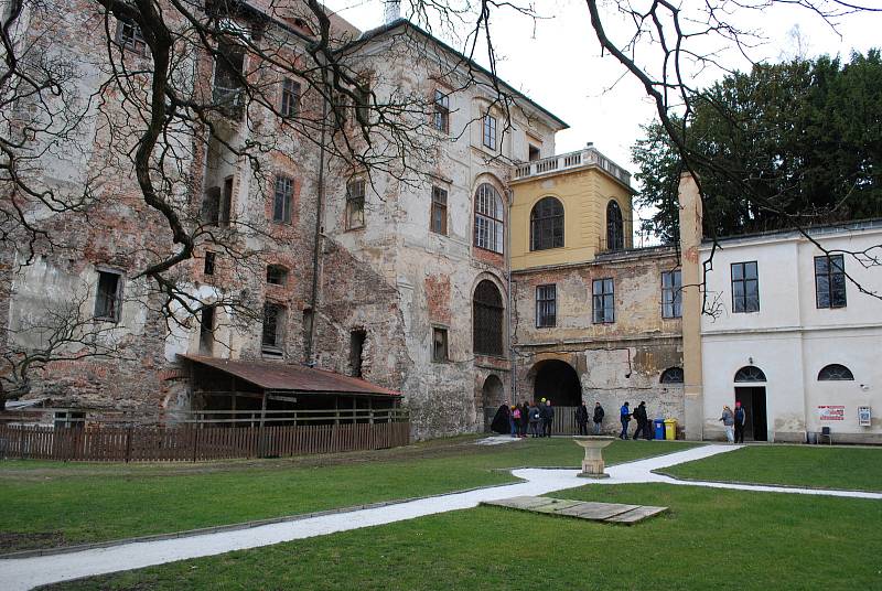 Zámek Jezeří. V současnosti jsou k dispozici hned tři prohlídkové okruhy.