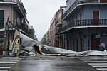 Střecha zničená hurikánem Ida v New Orleans.