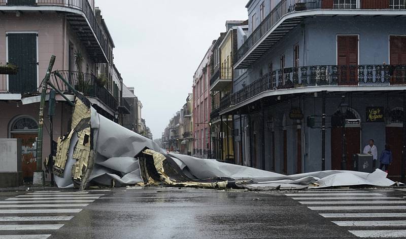Střecha zničená hurikánem Ida v New Orleans.