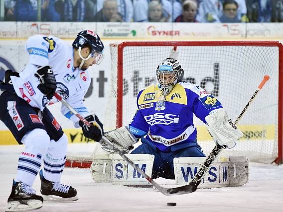 Jakub Valský před brankářem Petrem Zavadilem