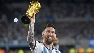 Lionel Messi s replikou trofeje pro mistry světa během oslav