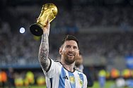 Lionel Messi s replikou trofeje pro mistry světa během oslav