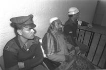 Šéf Hamásu Ahmed Jásin u vojenského soudu v Gaze v roce 1990.