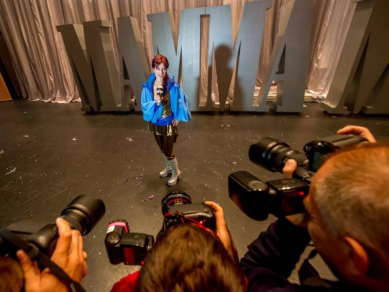 Zpívající herečka Adéla Gondíková se v pátek poprvé představila jako výstřední milionářka Tanya v muzikálu Mamma Mia! 