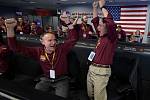 Pracovníci centrály NASA se radují z úspěchu sondy InSight.