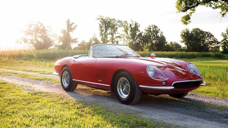 6. Ferrari 275 GTB/4 S NART Spider z roku 1967. Nádherný Spider ze série deseti kusů edice severoamerického závodního týmu NART si až do prodeje držel jediného majitele. Rodinné „zlato“ bylo nakonec prodáno za 27,5 milionu dolarů (asi 627 milionů korun).