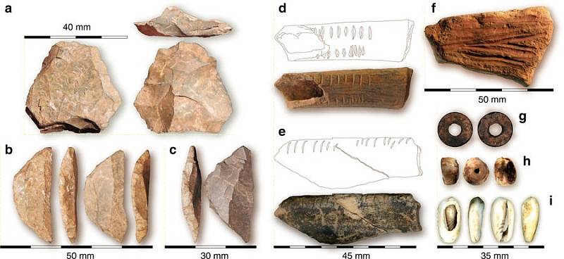 V jeskyni se našly také kamenné nástroje, ležící ve stejné archeologické vrstvě jako ostatky dítěte