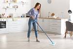 Nejoblíbenějším nástrojem na vytírání podlah je zřejmě otočný mop, který se dostane do každé skuliny.