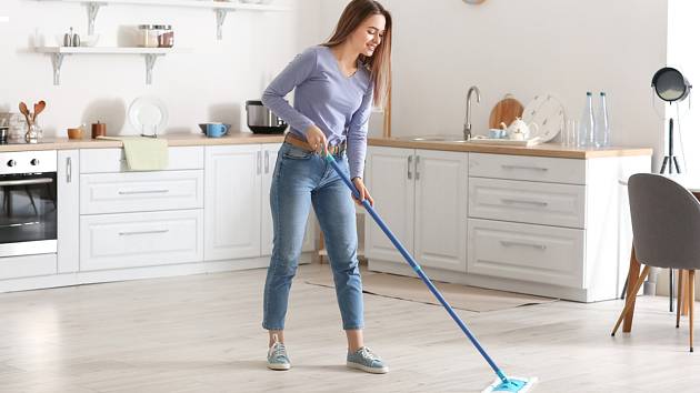 Nejoblíbenějším nástrojem na vytírání podlah je zřejmě otočný mop, který se dostane do každé skuliny.