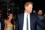 Britský princ Harry a jeho žena Meghan krátce před nastoupením do taxíku, v němž se měla honička s novináři odehrát.