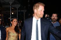Britský princ Harry a jeho žena Meghan krátce před nastoupením do taxíku, v němž se měla honička s novináři odehrát.