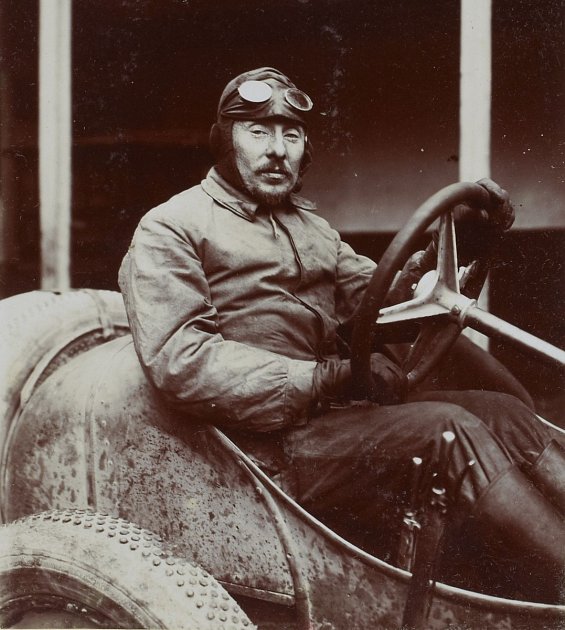 Camille Jenatzy při závodu Grand Prix ve Francii v roce 1908.