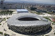 Na tomto stadionu s přezdívkou "Ptačí hnízdo" čínská mise za medailemi začne úvodním ceremoniálem.