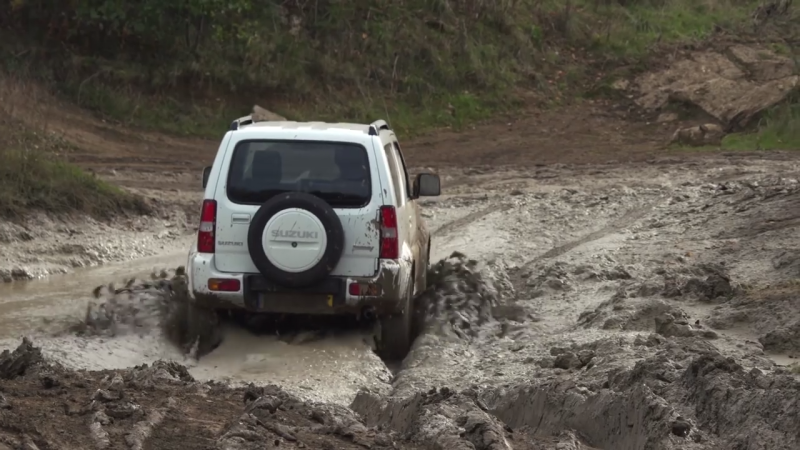 Range Rover proti Suzuki Jimny.