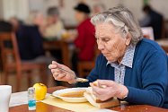 Úsporná opatření vlády by v dnešní době neměla dopadat na specifické skupiny, jako jsou důchodci, mladé rodiny, studenti, nemajetní či lidé s nízkými příjmy.