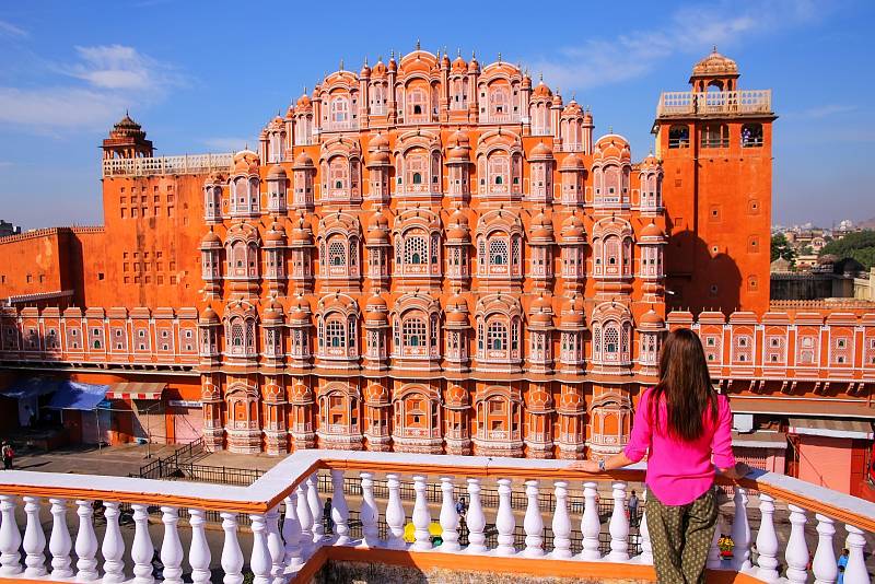 Palác větrů Hawa Mahal připomíná růžovou krajku.