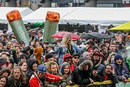 Dva obří jointy v davu tisíců příznivců marihuany na 4/20 denní akci v kanadském Torontu. 20. dubna 2017