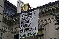 Dva aktivisté z organizace Greenpeace obsadili střechu budovy, kde následně rozvinuli transparent s nápisem Fischere, nechte Horní Jiřetín na pokoji. Reagovali tak na fakt, že měl kabinet rozhodovat o prolomení těžebních limitů hnědého uhlí na Mostecku.