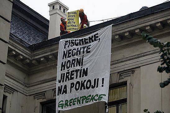 Dva aktivisté z organizace Greenpeace obsadili střechu budovy, kde následně rozvinuli transparent s nápisem Fischere, nechte Horní Jiřetín na pokoji. Reagovali tak na fakt, že měl kabinet rozhodovat o prolomení těžebních limitů hnědého uhlí na Mostecku.