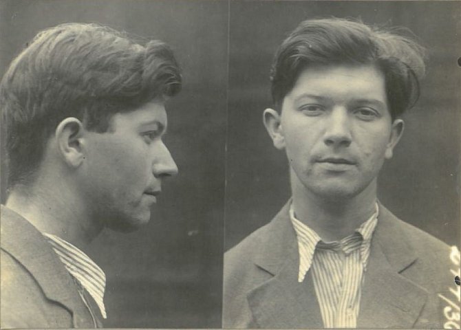 Identifikační snímek sériového vraha Svatoslava Štěpánka, pořízený po jeho zatčení 25. května 1936 četnickou pátrací stanici v Litoměřících