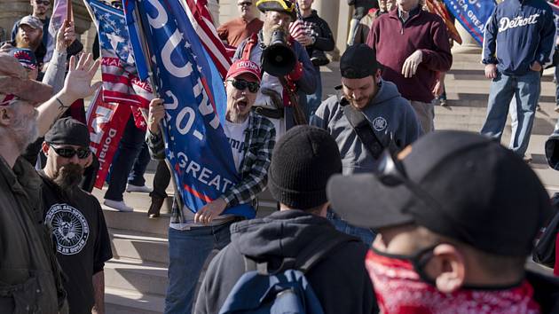 Demonstrace příznivců Donalda Trumpa ve městě Lansing v Michiganu proti výsledkům prezidentských voleb, 7. listopadu 2020