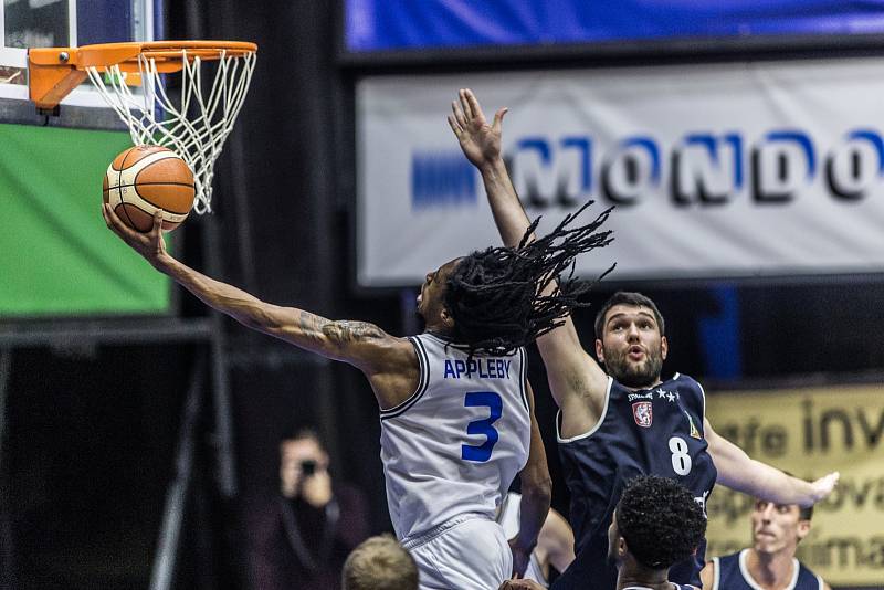 Momentka z utkání basketbalové Kooperativa NBL mezi USK Praha a Děčínem.